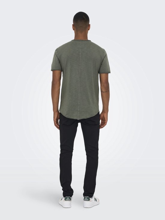 Model op de rug, draagt een groene T-shirt vanONLY & SONS met een ronde nek en een uitlopende zoom.