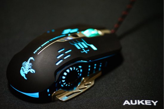 AUKEY KM-G1 Gaming Mouse - Precisie en Snelheid - 6 Instelbare DPI-niveaus (6000 DPI) - Ergonomisch Ontwerp - RGB Verlichting - Programmeerbare Knoppen - Geschikt voor PC en Laptop