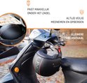 Matzwarte jethelm hangend aan een scooter, en een close-up van de compacte schaal.