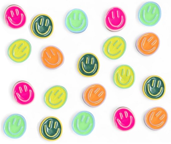 Een verzameling van 20 smiley magneten in diverse vrolijke kleuren, willekeurig verspreid.