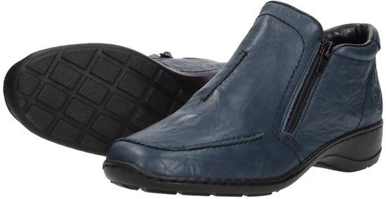 Paar donkerblauwe Rieker enkellaarsjes met ritssluiting, op de zool kijkend.