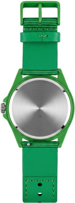 Achterkant van een groen horloge met een zilverkleurige metalen achterkant en een groene stoffen band.