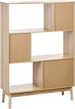 Lichte houten open boekenkast met schuine pootjes. Drie open vakken en drie gesloten vakken met bruine panelen.