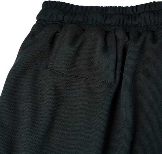 Arrière du short de sport noir avec une poche plaquée.