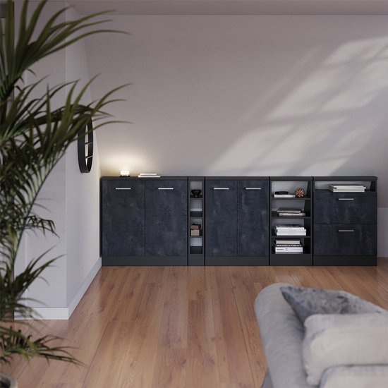 Lange donkergrijze kast in betonnen look, opgesteld naast andere modulaire kasten in een woonkamer.