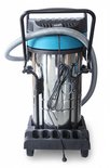 Vooraanzicht van een professionele stofzuiger met roestvrijstalen tank, blauwe en zwarte details, wielen en opbergruimte voor het snoer.