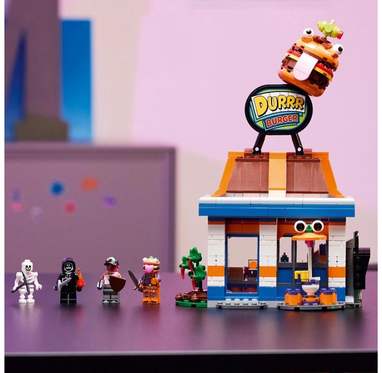 Restaurant LEGO Fortnite Durrr Burger avec quatre figurines sur une table violette