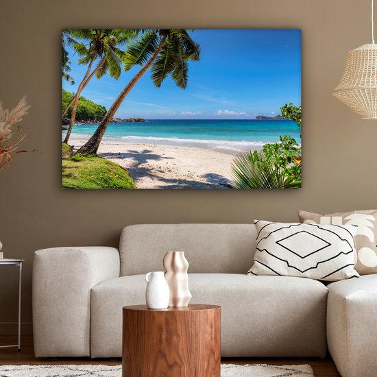 Une plage tropicale avec du sable blanc, des palmiers et une mer d'azur, décorée dans un salon.