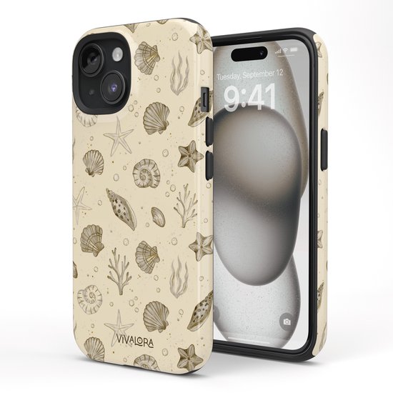 Een smartphone met een beige hoesje erop. Het hoesje heeft een print van schelpen, zeesterren en zeewier.