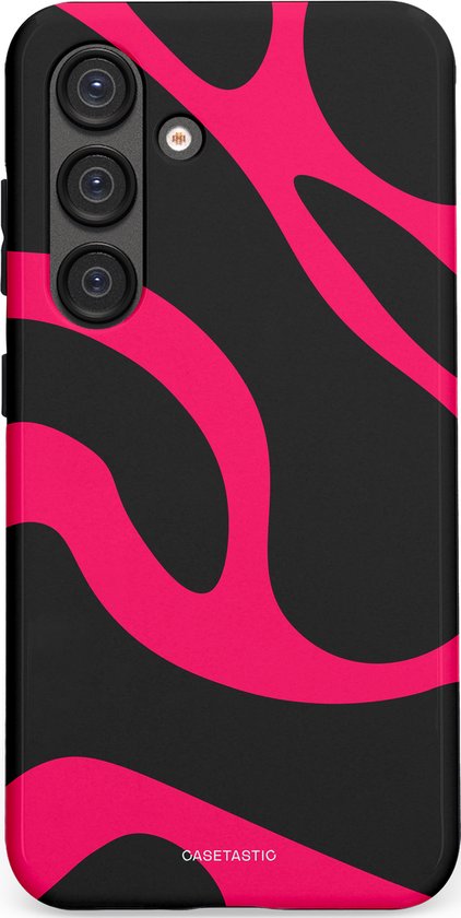 Zwarte telefoonhoes met hotpink camoprint patroon en cameralens uitsparing.