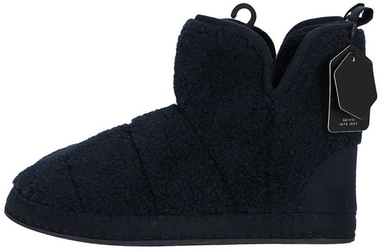 Donkerblauwe teddy sloffen met antislipzool, hoge schacht en label.