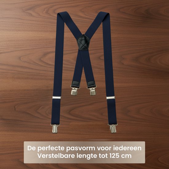 Donkerblauwe bretels met 4 clips op een houten achtergrond. Tekst: 'De perfecte pasvorm voor iedereen. Verstelbare lengte tot 125 cm'.