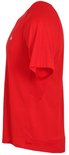 Zijaanzicht van een rood herensportshirt met korte mouwen en een rond hals.