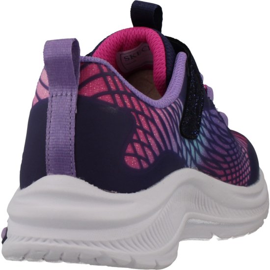 Achterkant van een navy sneaker met paarse, roze en turquoise glinsterende lijnen en een klittenbandsluiting.