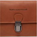 Sluiting met logo "The Chesterfield Brand" op een cognac leren tas.
