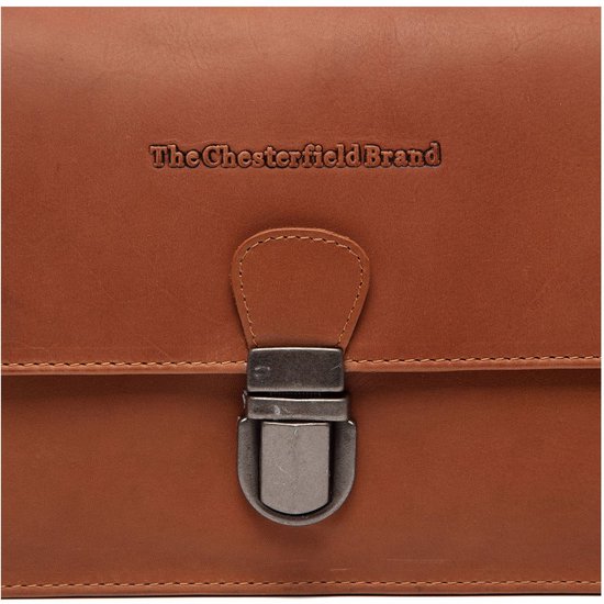 Sluiting met logo "The Chesterfield Brand" op een cognac leren tas.