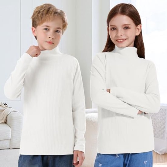 Jongen en meisje dragen een wit thermoshirt met col en lange mouwen in geribbelde stof.