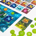 Bord van het spel Nocturne met vossenafbeeldingen, kaarten en groene fiches.