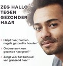 Close-up van een man met krullend haar. Tekst: Zeg hallo tegen gezonder haar. Helpt haar, huid en nagels gezond te houden.