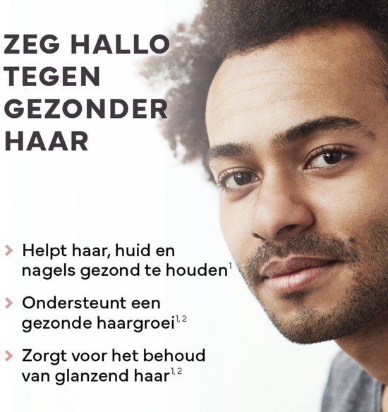 Close-up van een man met krullend haar. Tekst: Zeg hallo tegen gezonder haar. Helpt haar, huid en nagels gezond te houden.