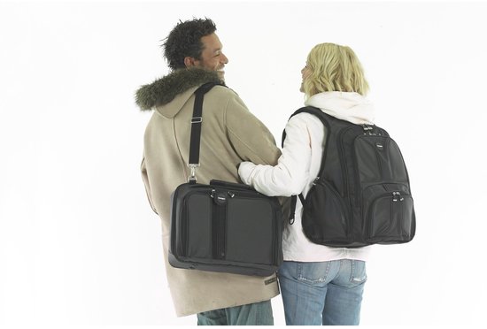 Een man en een vrouw staan rug aan rug. De man draagt een aktetas over zijn schouder, de vrouw een rugzak.