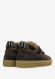 Achterkant van donkerbruine suède sneakers met crèmekleurige zool en teddy voering. Zwarte bandjes met "SHABBBIES" logo op de hiel.