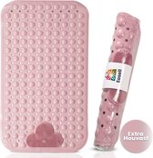 Roze douchemat met noppen en een borstelgedeelte, opgerold en verpakt.