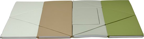 Uitgevouwen foam mat in geometrische patronen, in beige, lichtgroen en wit.