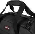 Close-up van de zwarte Eastpak duffel tas, met handvatten en ritssluiting met trekkoord.
