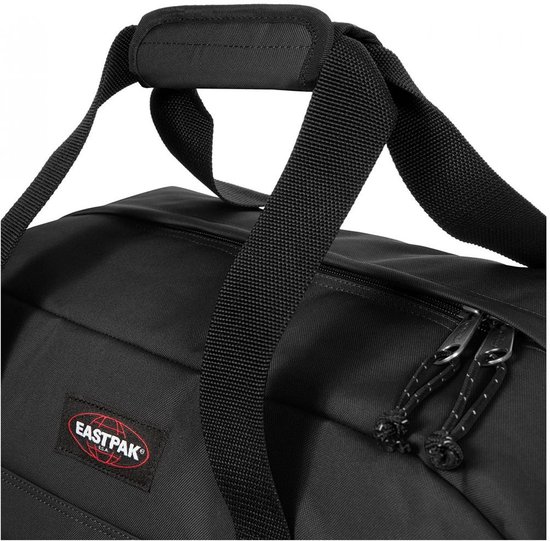 Close-up van de zwarte Eastpak duffel tas, met handvatten en ritssluiting met trekkoord.