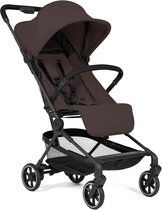 Bruine buggy met zwarte duwstang, frame, wielen en mand. Veiligheidsharnas is zichtbaar.