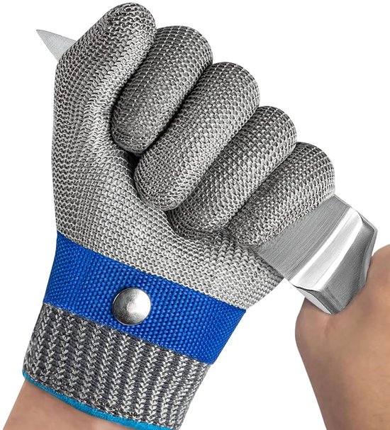 Grijze snijbestendige handschoen met blauwe band en knoop, gebald tot een vuist. Een mespunt steekt uit de vingers.
