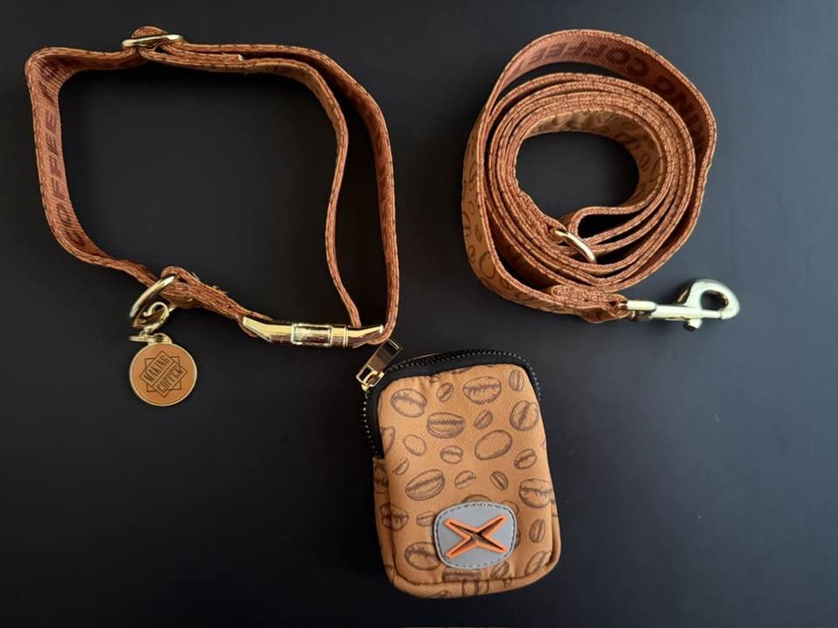 Halsband set 4-delig voor hond - bruine hondenhalsband met koffiebonen - L - halsomvang 38-63 cm - breedte 2,5 cm - metalen goudkleurige accessoires - dubbelzijdig bedrukt - halsband, riem, bijpassende hanger en poepzakjeshouder