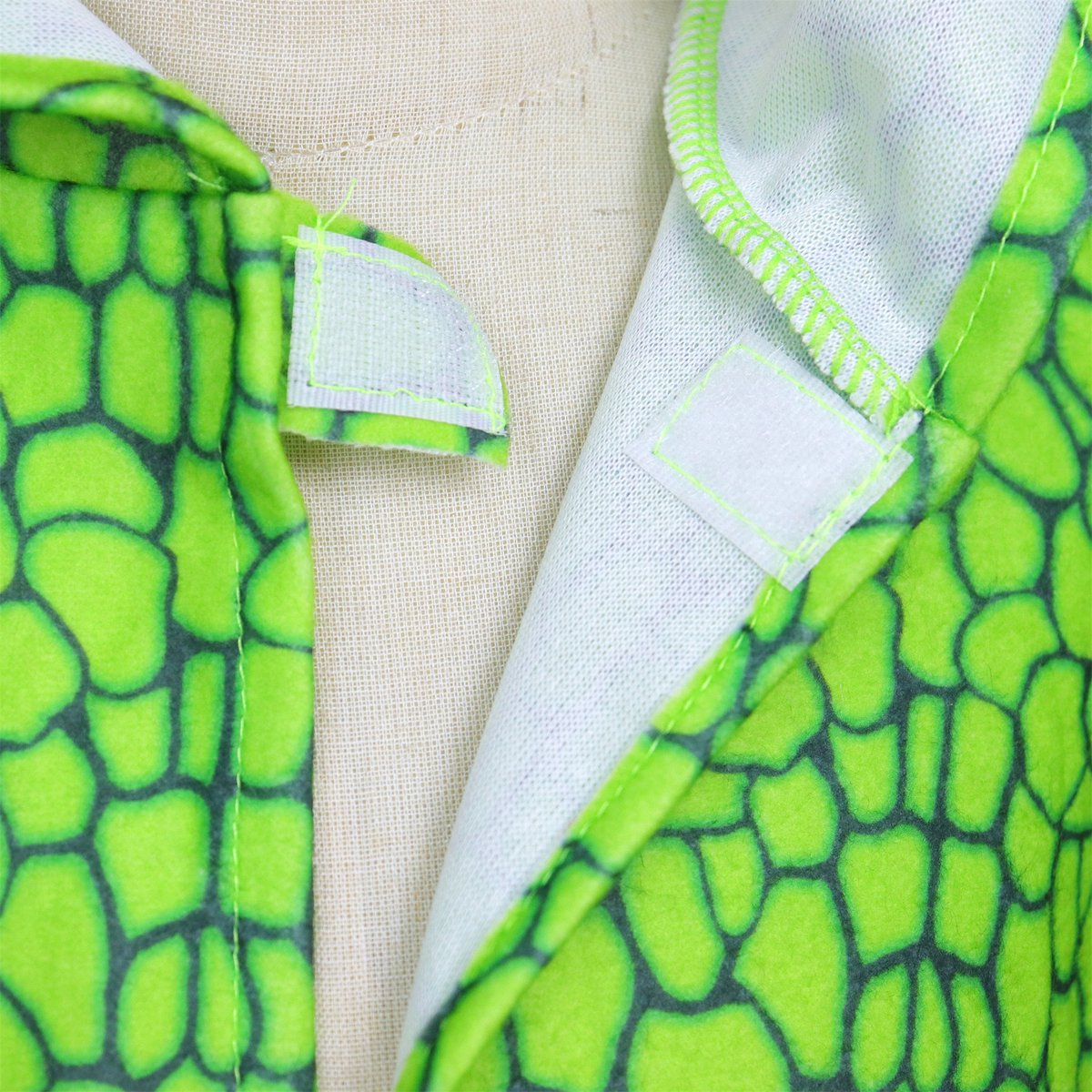 Joya Kids® Verkleedcape Triceratops | Dinosaurus Cape met 3D Dino Kop op Capuchon | Zachte Kindercape met Knuffel Dierenkop | Verkleden | Groene Verkleed Cape | | oud — afbeelding 5
