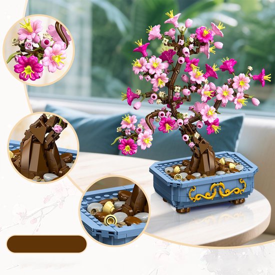 Construction détaillée d'un bonsaï de fleurs de cerisier roses avec un tronc brun et un pot bleu.