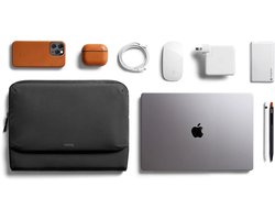 Bellroy Caddy Sleeve MacBook Pro/Air/Neo 13/14 – 255 x 330 x 25 mm Afmetingen – Beschikbaar in Vier Kleuren – Gemaakt van 90% Gerecycled Polyester - Zwart
