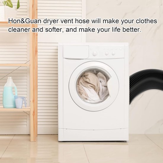 Zwarte flexibele luchtslang aangesloten op een witte wasmachine met een lading wasgoed.