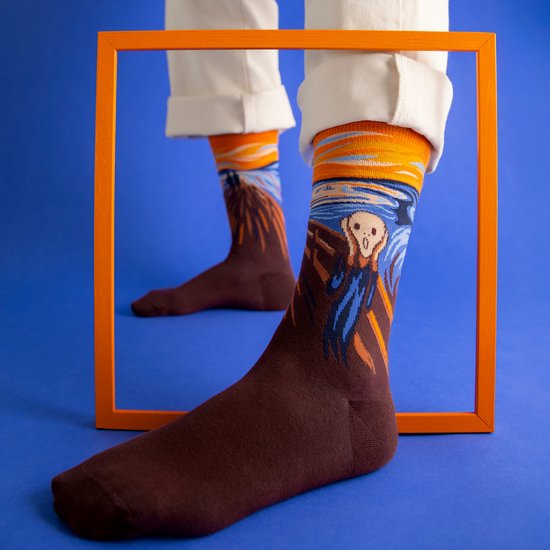 Donkerbruine sokken met "De Schreeuw" van Munch erop, bovenkant oranje en blauw gestreept.