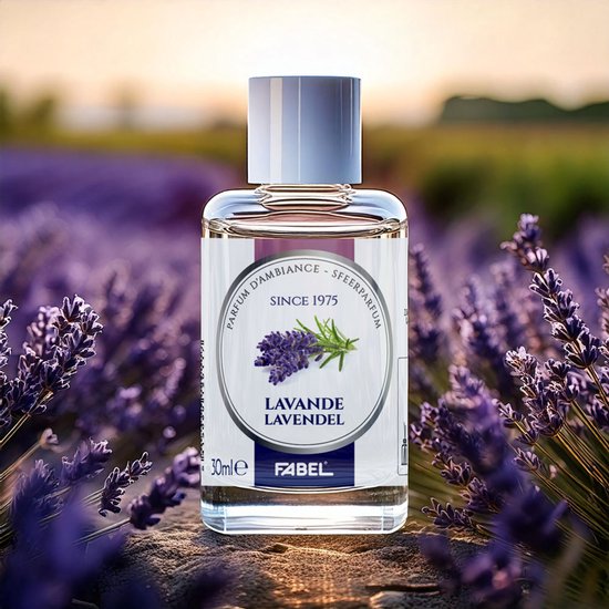 Flesje Fabel sfeerparfum lavendel 30ml op een rots tussen lavendelvelden.