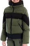 Groene pufferjas met zwarte banden, hoge kraag en capuchon, gedragen door een meisje.