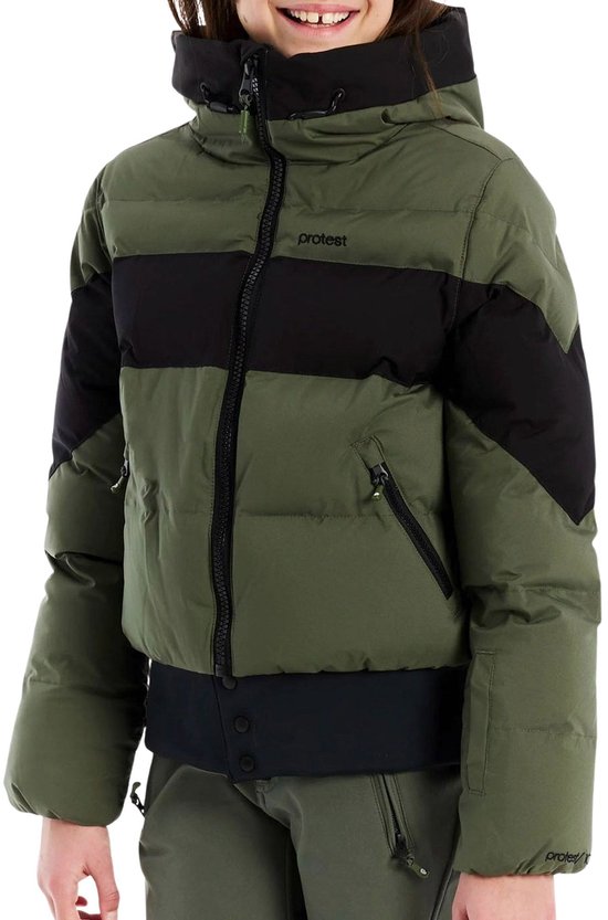 Groene pufferjas met zwarte banden, hoge kraag en capuchon, gedragen door een meisje.