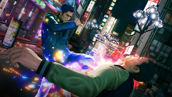 Man met blauw gestreept pak trapt een andere man op een neonverlichte straat in Japan.