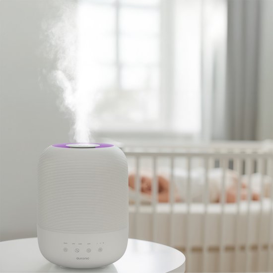 Diffuseur blanc au design rayé produit de la vapeur, avec un lit de bébé en arrière-plan