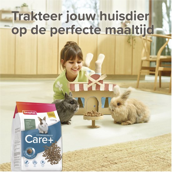 Meisje en twee konijnen met een zak Care+ Junior konijnenvoer en een kartonnen huisje. "Trakteer jouw huisdier op de perfecte maaltijd."