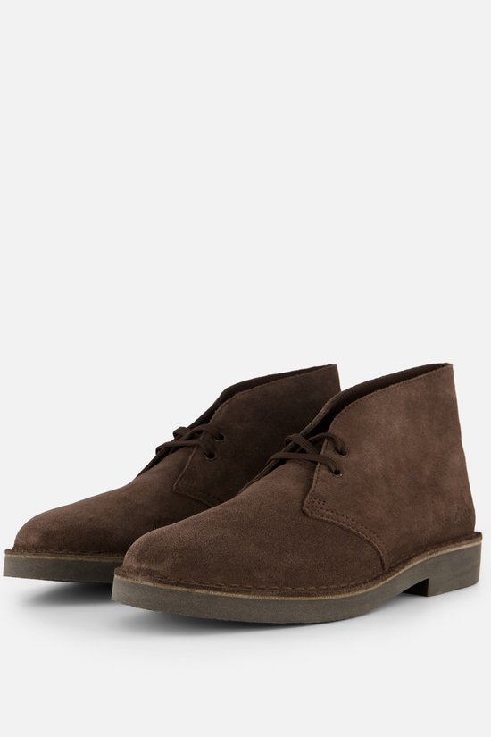 Een paar bruine suède Desert Evo veterschoenen met donkergrijze zolen.