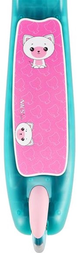 Gros plan sur la trottinette turquoise avec repose-pieds rose à imprimé chat et une image de chat ludique.