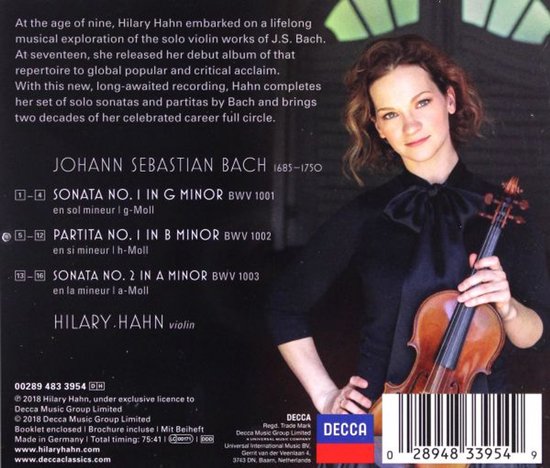 Hilary Hahn met viool in zwarte strikblouse. Tracklist met Bach sonatas en partitas. Tekst over haar carrière.