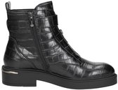 Vue de côté de bottines noires à imprimé crocodile, fermeture éclair et boucle.