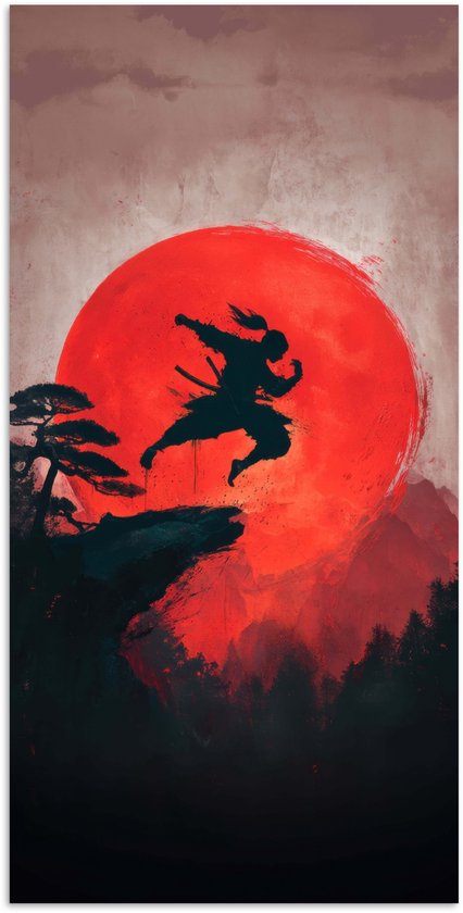 Affiche d'un guerrier sautant devant un grand soleil rouge vif dans un paysage montagneux avec des arbres en silhouette.