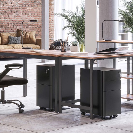 Twee zwarte metalen ladekasten met slot, onder een bureau in een kantooromgeving, met een bureaustoel.